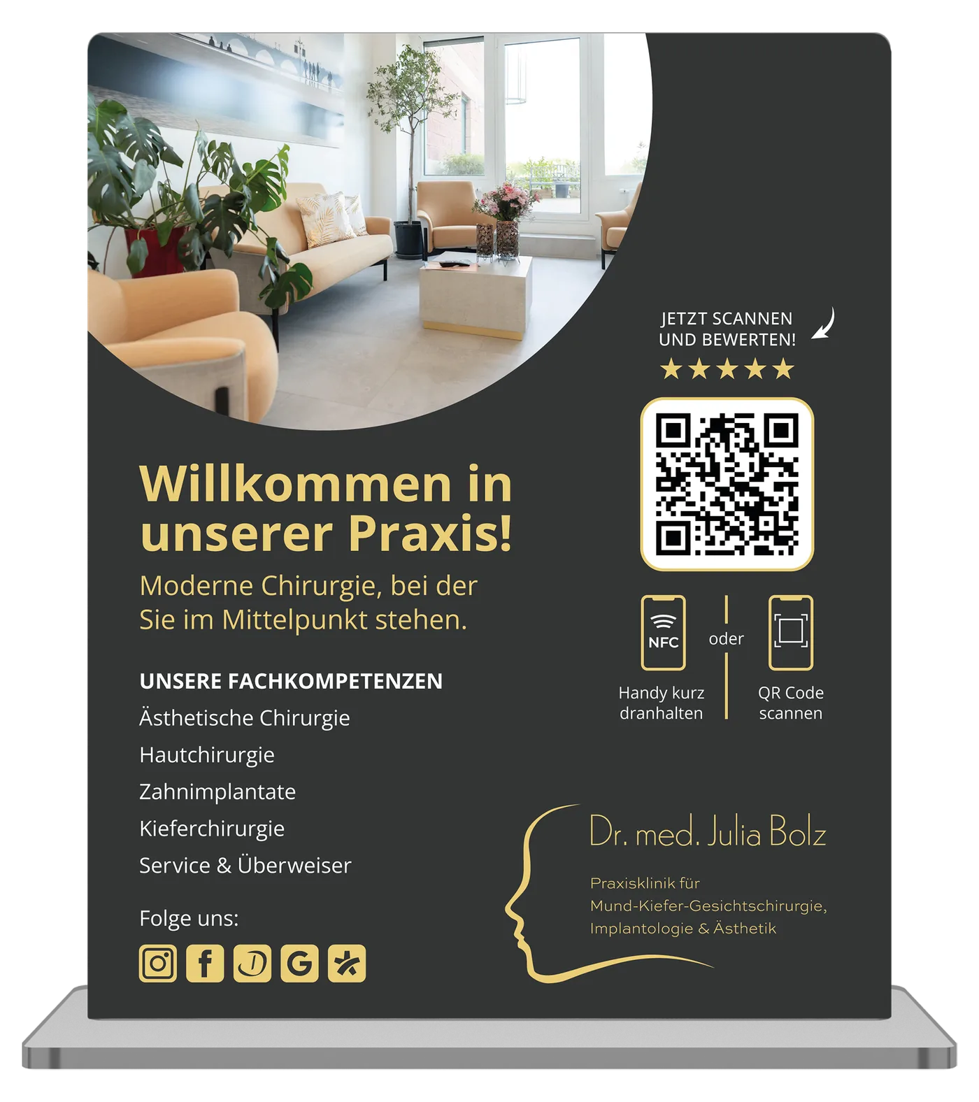 Acrylaufsteller mit QR-Code für die Praxisklinik Dr. med. Julia Bolz