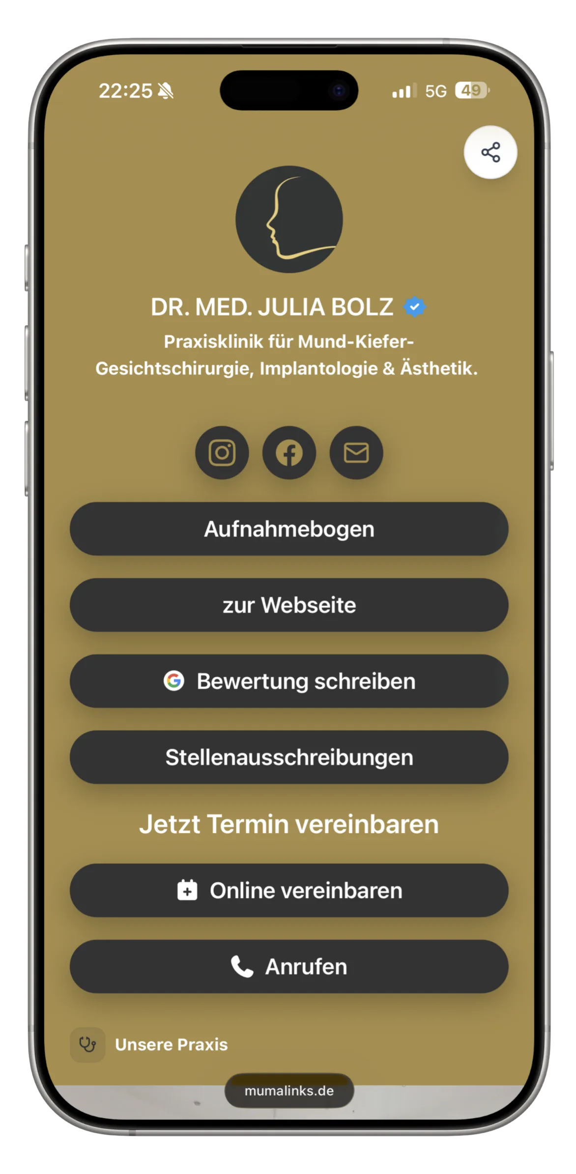 Smartphone zeigt die mumalinks-Profilseite von Dr. med. Julia Bolz